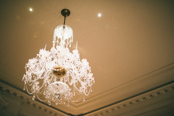 Chandeliers and ceiling lights: illuminate your interior with elegance